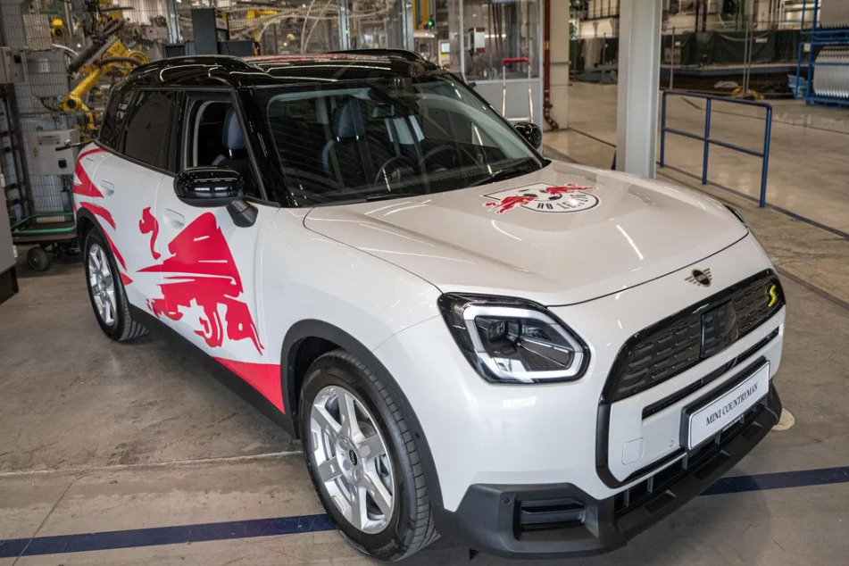 Mit einem MINI Countryman fahren die Spieler von RB Leipzig zukünftig zur Arbeit.