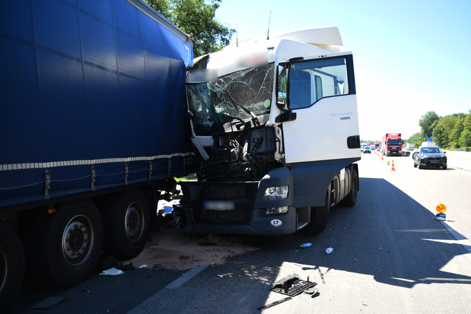 Auf der Autobahn: Lastwagen krachen ineinander, langer Rückstau