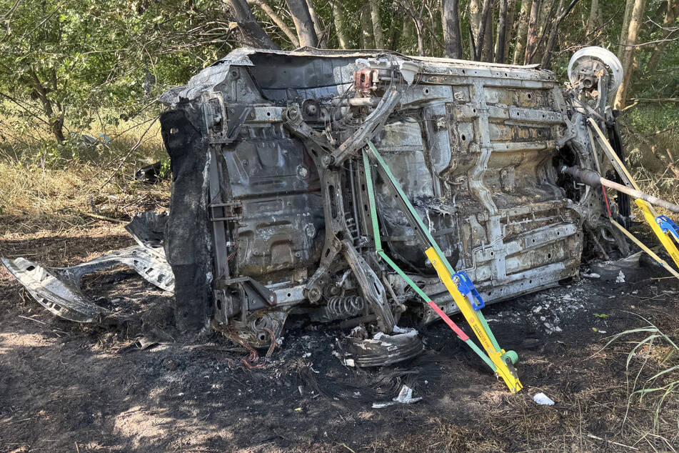 Tödlicher Unfall: Auto geht in Flammen auf, Feuerwehr verhindert Waldbrand