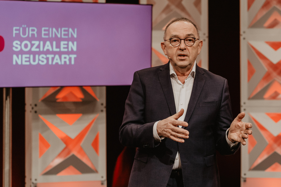 Norbert Walter-Borjans (68, SPD), Bundesvorsitzender der Sozialdemokraten spricht auf dem nordrhein-westfälischen Landesparteitag.