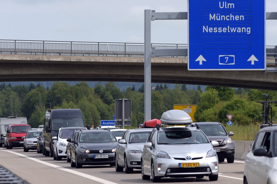 Wegen Blockabfertigung staut sich der Verkehr am Grenztunnel Füssen. (Archivfoto)