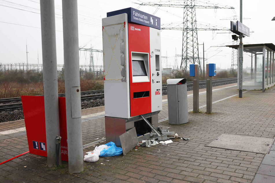 Der Ticketautomat in Zschachwitz wurde komplett zerstört.