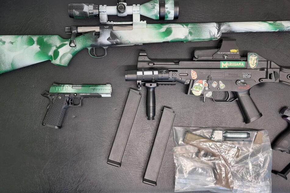 Fünf Waffen, reichlich Munition und Laserzielgeräte: Jugendliche sorgen für Polizeieinsatz