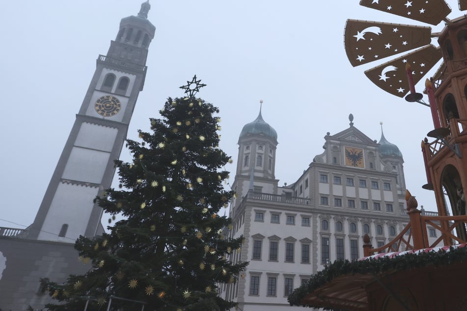 Auf dem Rathausplatz in Augsburg wurden zahlreiche Besucher des Christkindlesmarkts Zeugen eines tragischen Todes.