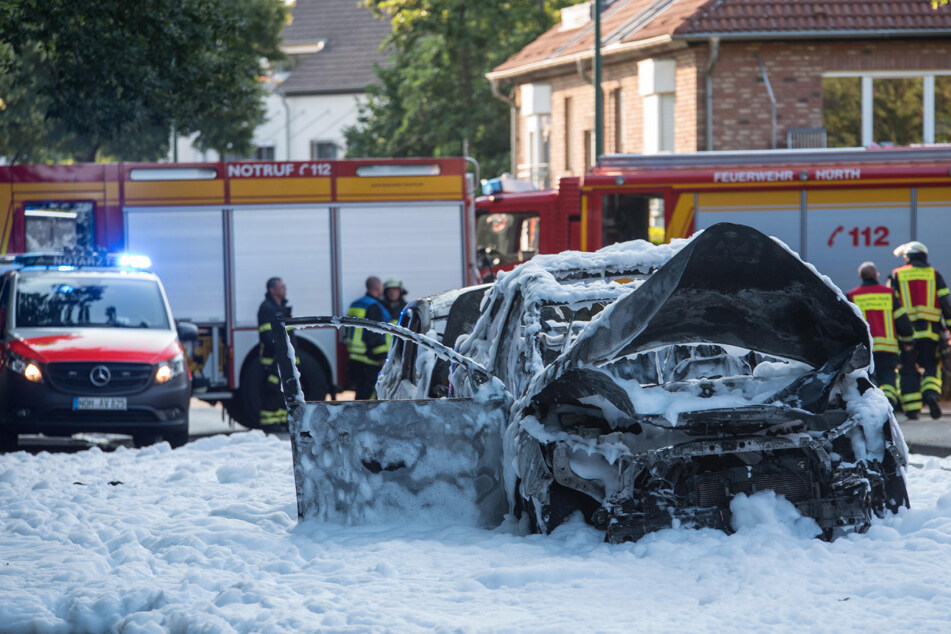 Bei dem Brand des Fahrzeuges wurde ein Mann (55) lebensgefährlich verletzt.