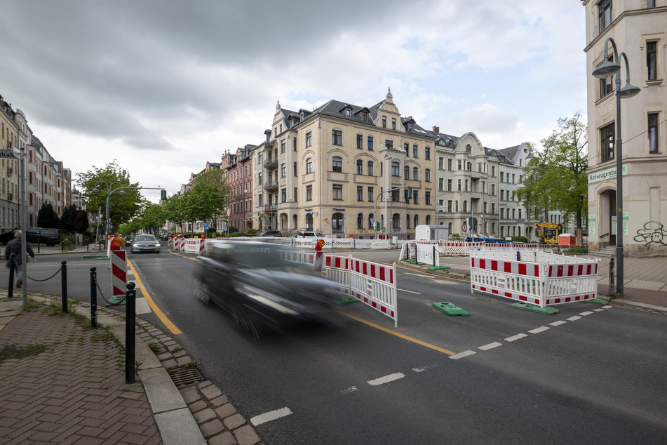 Wegen der Baustelle an der Kreuzung Weststraße/Barbarossastraße wird viel Verkehr auf die Ulmenstraße umgeleitet. Das bringt Schwierigkeiten mit sich.