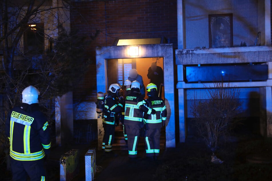 Über 60 Rettungskräfte eilten zu dem Brand in Rostock-Toitenwinkel.