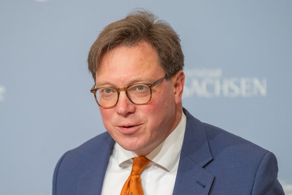 Sachsens Umweltminister Georg-Ludwig von Breitenbuch (54, CDU) will vorerst nicht alle Hochwasserschutzprojekte umsetzen.