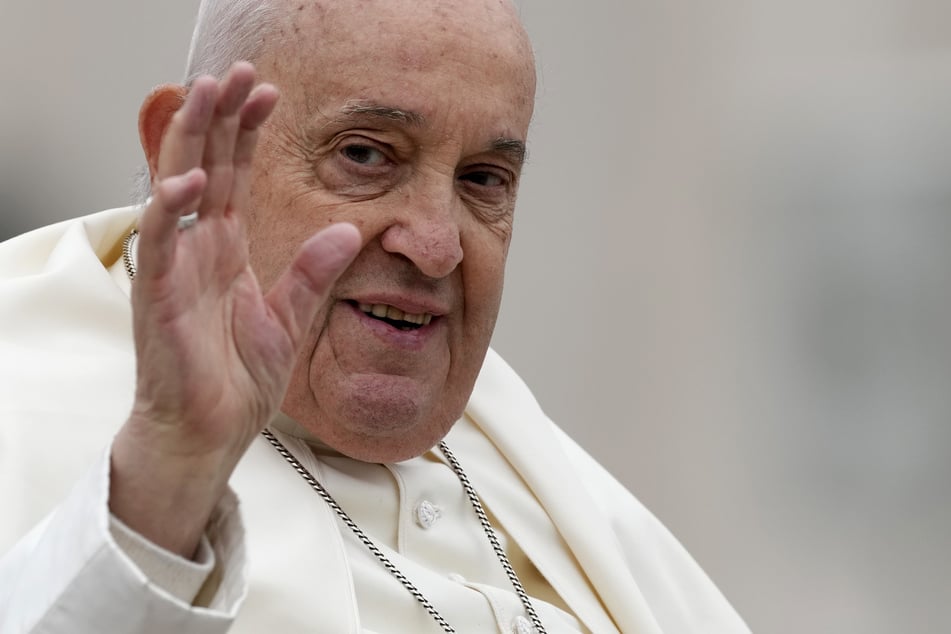 Papst Franziskus nach der Ostermesse am Ostersonntag auf dem Petersplatz im Vatikan.