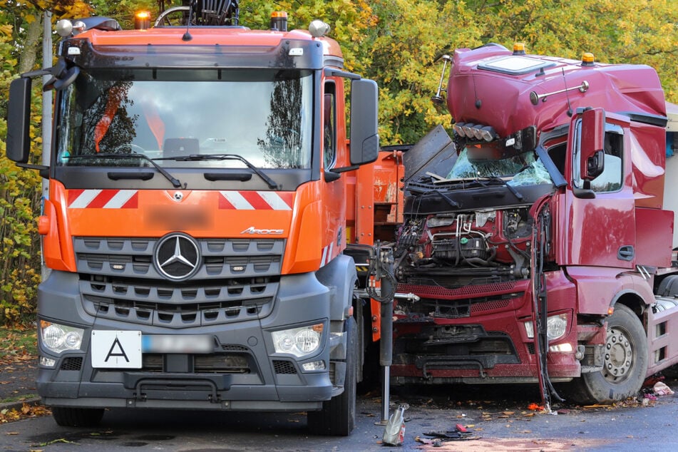 Lastwagen kracht auf stehenden Lkw: Eine Person schwer verletzt