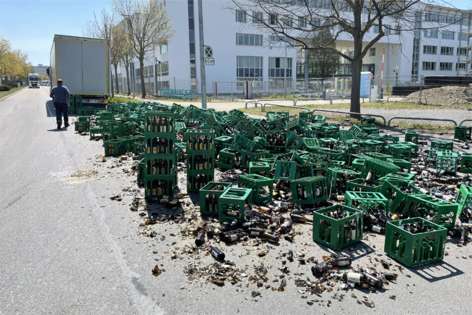 Nach dem Missgeschick gleicht die Straße einem Scherbenmeer.
