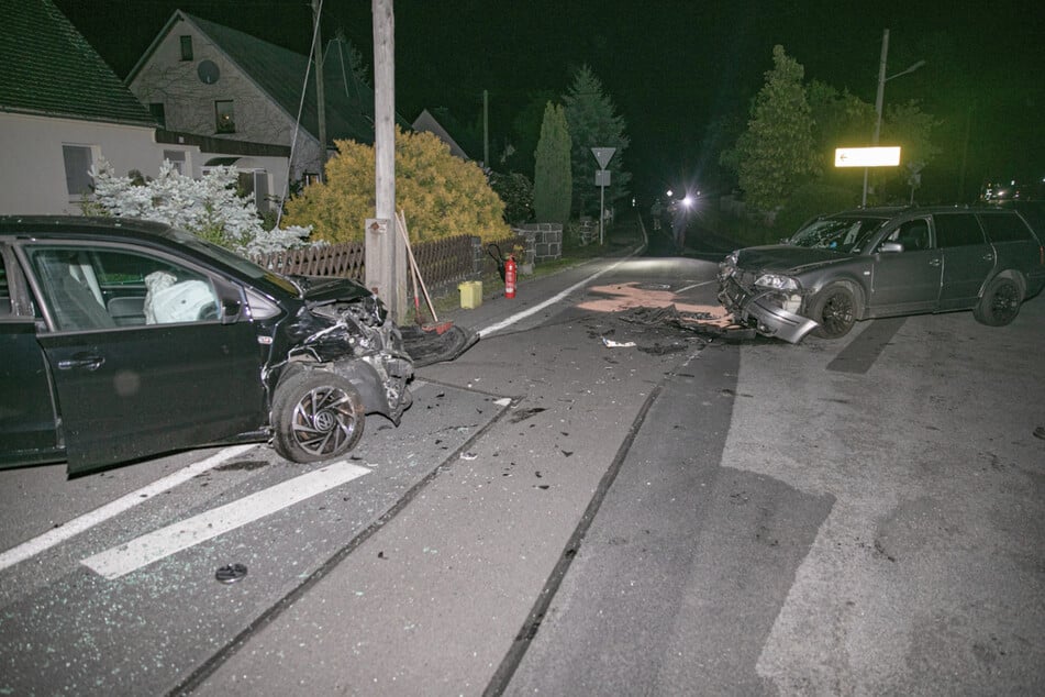 Der kleine VW Up (links) krachte auch noch gegen einen Pfeiler aus Beton.