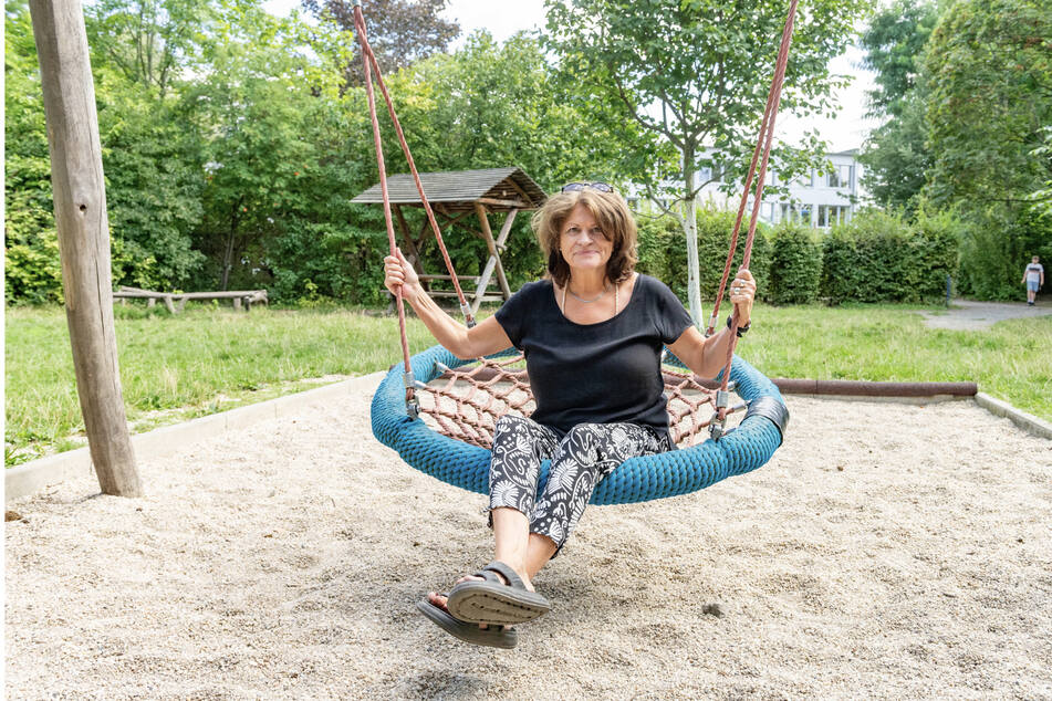 Viktoria Zumpe (60) vom Trägerverein Huckepack im idyllischen Schulhof der Montessorischule mit Sandkasten und Co. in Striesen.