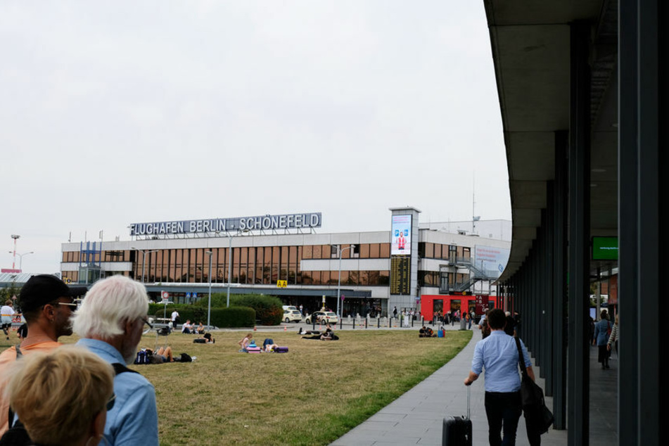 Passagiere auf dem Weg zum Flughafen Schönefeld.