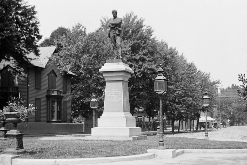 From the 1890s through the 1930s, confederacy activists erected statues near federal buildings, including this statue in Alexandria, Virginia.