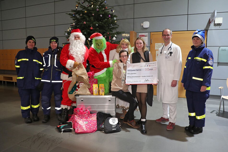 Das THW Dresden übergab einen Spendenscheck in Höhe von 850 Euro an die Stiftung Hochmedizin Dresden.