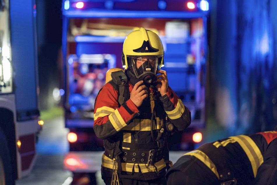 Unter Atemschutz traten die Einsatzkräfte dem Feuer entgegen.