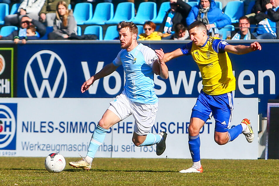 Finally putting on the CFC cap in the 89th minute: Stormy Bulldog Felix Brugman (left) scored 4:1.