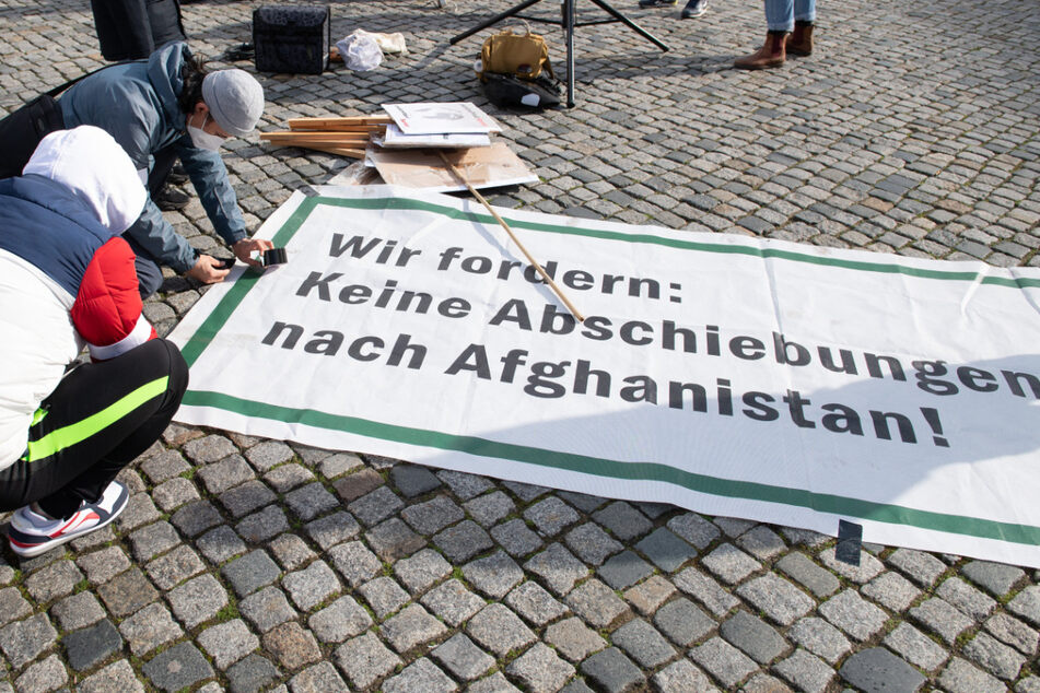 Teilnehmer einer Kundgebung gegen Sammelabschiebung forderten im April in Dresden "keine Abschiebung nach Afghanistan" .