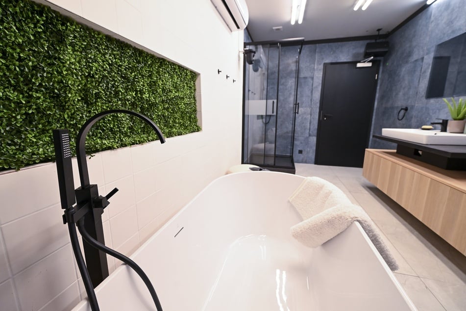 Das Badezimmer lädt die Stars zu einer Wellness-Auszeit ein.