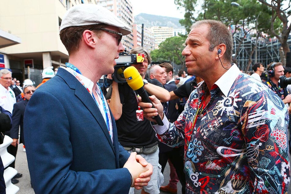 RTL-Moderator Kai Ebel trägt das GERMENS Hemd MAMBO während der Formel 1 in Monaco, 2014. Er ist im Gespräch mit dem Schauspieler Benedict Cumberbatch.