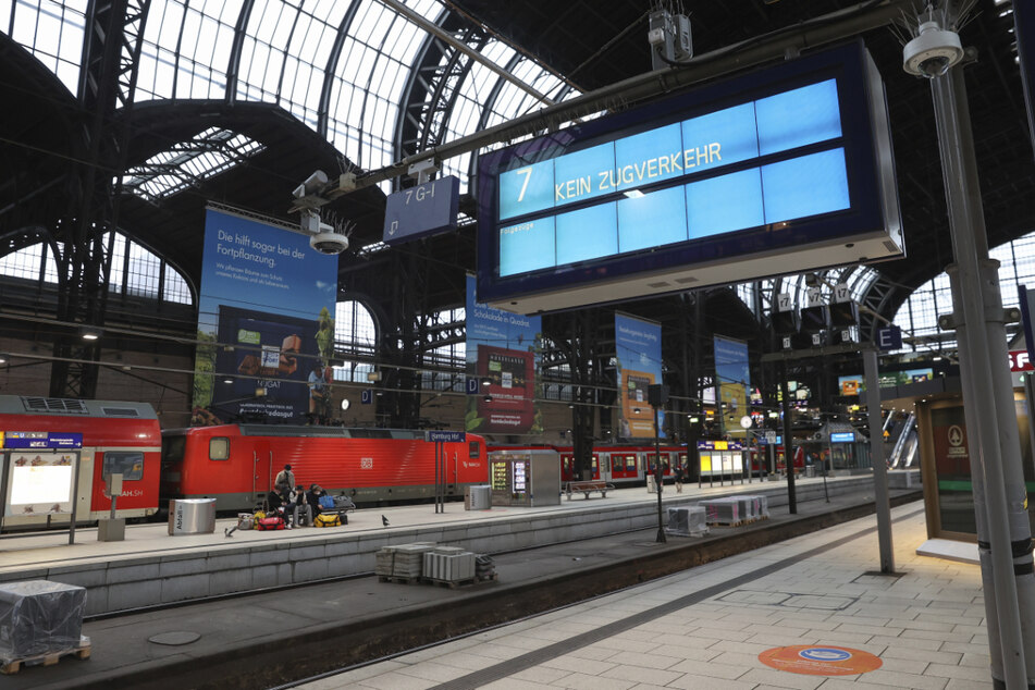 Die Deutsche Bahn hatte wegen Orkan "Zeynep" am Freitag den Fernverkehr im Norden und NRW eingestellt.