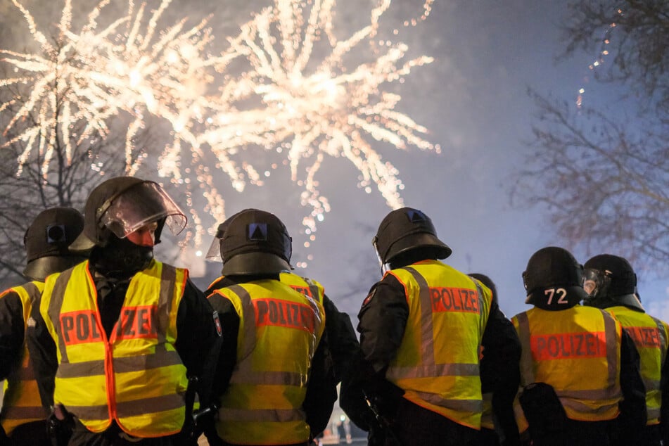 Die Hamburger Polizei hofft darauf, dass die Silvesternacht friedlich und ohne Angriffe auf Einsatzkräfte verläuft. (Archivfoto)