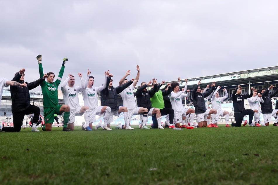 Die gekreuzten Hämmer auf einem fremden Platz. Aue feierte beim 2:0 in Wiesbaden den ersten Auswärtsdreier seit dem spektakulären 6:4 in Sandhausen.