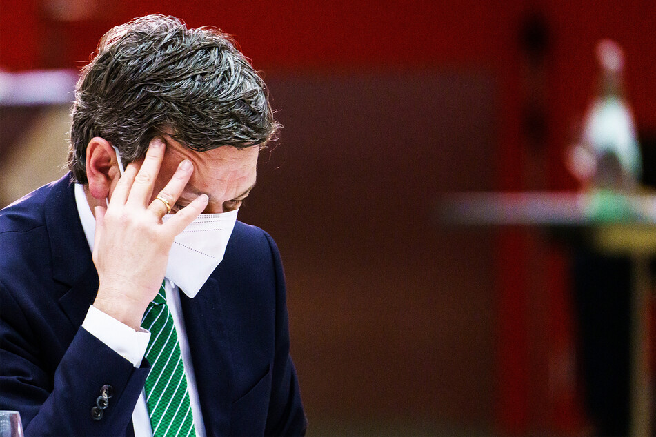 Kriegt er jetzt etwa Kopfschmerzen wegen der Masken-Affäre? Christian Baldauf (53), CDU-Spitzenkandidat zur Landtagswahl in Rheinland-Pfalz.