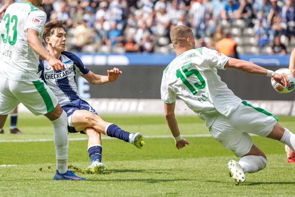 Eichhorn nimmt Maß: Der Hertha-Bubi ist der jüngste Torschütze der 2. Liga.