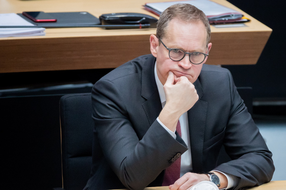 Michael Müller (SPD), Regierender Bürgermeister von Berlin, sitzt mit in die Hand gestütztem Kopf bei der 76. Plenarsitzung des Berliner Abgeordnetenhauses auf der Regierungsbank.