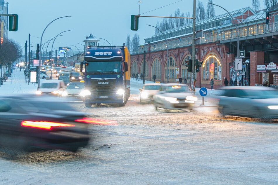 Die spiegelglatten Straßen stellen in Berlin ein Sicherheitsrisiko dar.