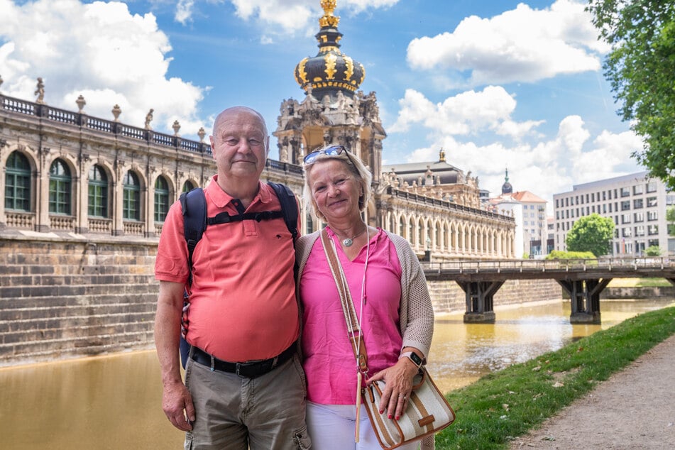 Die Touristen Erwin (69) und Petra Przemus (66) haben bei ihrer Dresden-Tour auch am Zwinger Halt gemacht.