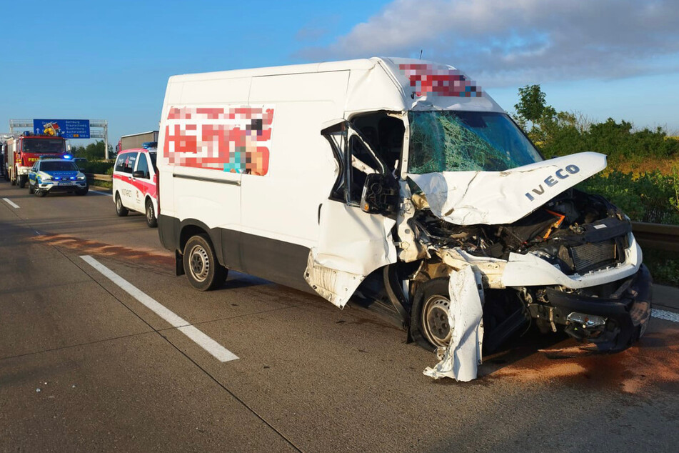 Unfall A14: Transporter kracht in Brummi: Zwei Verletzte bei Unfall auf der A14