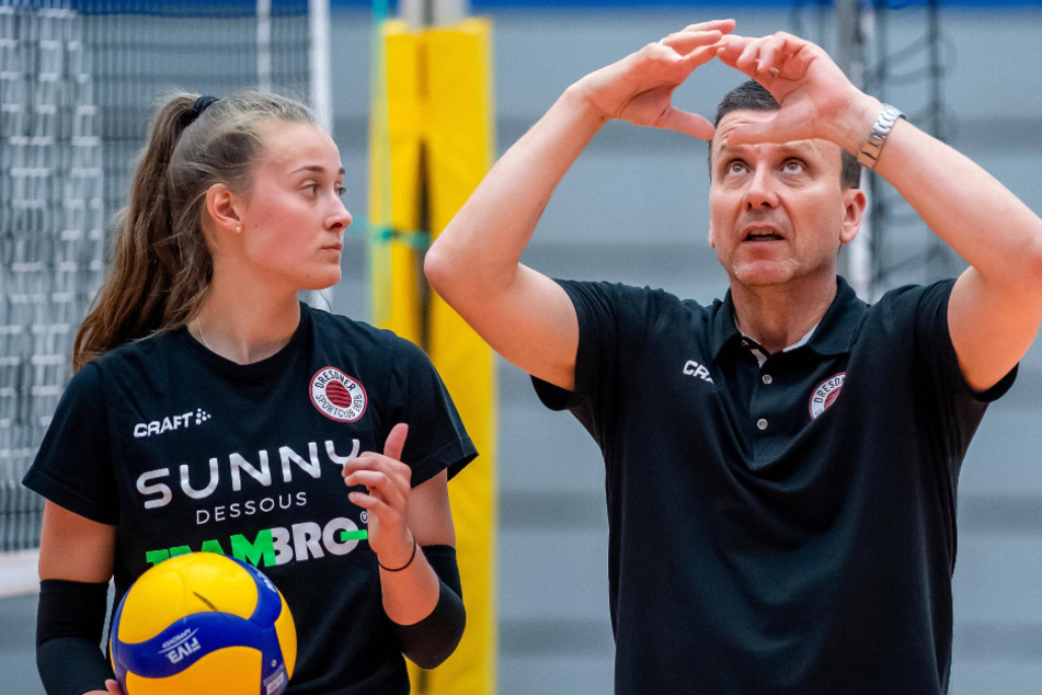 DSC-Chefcoach Alex Waibl im Gespräch mit Sarah Straube. Die Dresdner Zuspielerin gehört nicht nur zur "U23", sondern nimmt auch gemeinsam mit ihren Teamkolleginnen Camilla Weitzel, Emma Cyris und Monique Strubbe am Auswahl-Lehrgang ab Montag in Kienbaum teil.