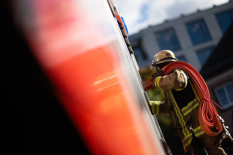Durch das schnelle Handeln der Feuerwehr konnte ein Teil des Mercedes gerettet werden. (Symbolbild)