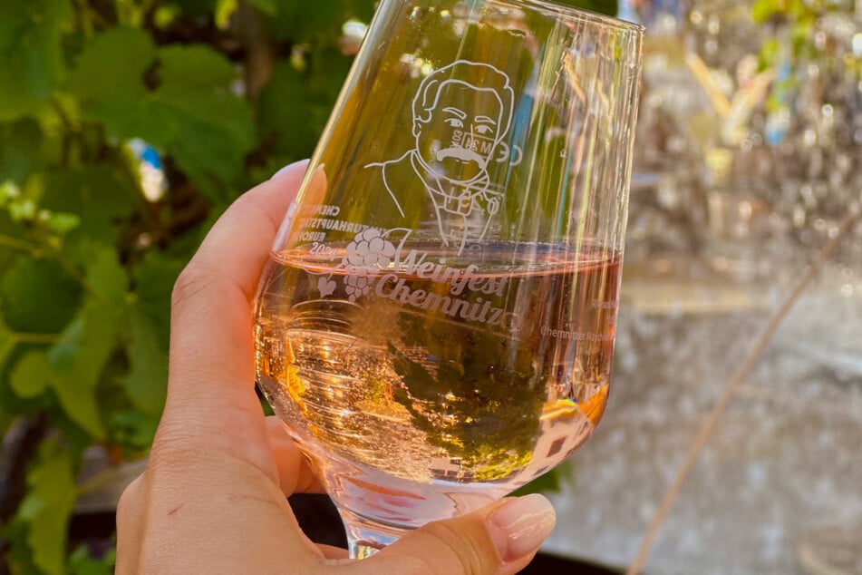Kreativ mit Geschmack: Beim Format "Kunst &amp; Korken" treffen Pinsel und Pinot auf entspannte Sommerabende.