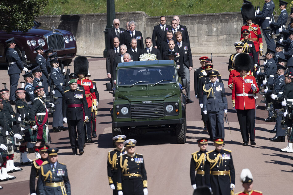 Die Königsfamilie bei der offiziellen Parade zu Prinz Philips Beerdigung.
