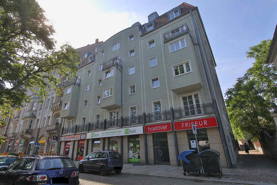 In diesem Haus qualmten die Drogenpilze. Die Polizei vermutete, dass der Tellerwäscher beim Eintreffen der Feuerwehr aus dem Fenster floh.