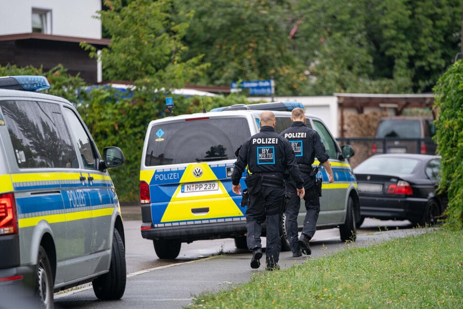 Polizisten suchten rund um den Tatort in Schwabach nach Hinweisen.