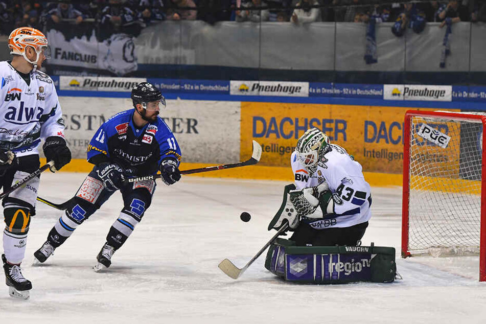 Steven Rupprich gegen Bietigheim in Aktion. Der 30-Jährige wird auch in der kommenden Saison für die Eislöwen stürmen.