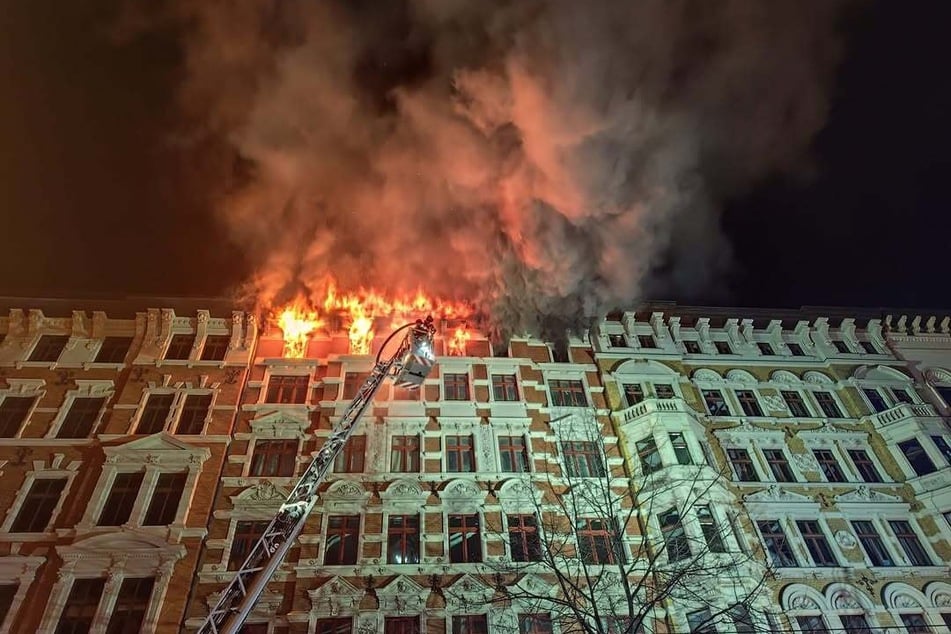 Das Obergeschoss des Gebäudes stand Ende Dezember lichterloh in Flammen.