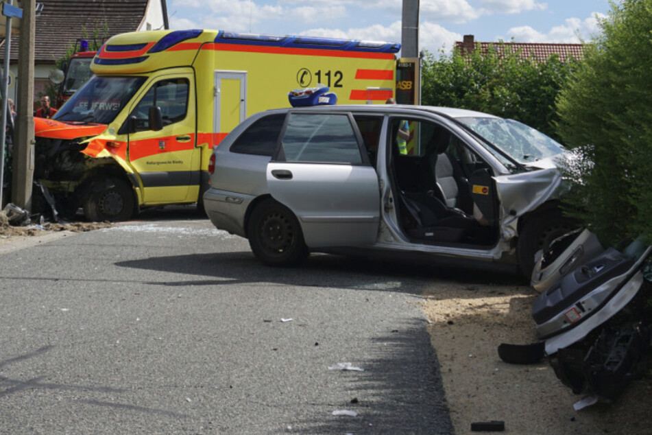 Krankenwagen und Volvo wurden bei dem Unfall erheblich beschädigt.