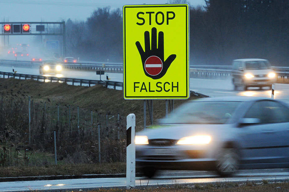 Neue Schilder an Autobahnen sollen Fahrer warnen, nicht die Gegenfahrbahn zu nehmen.