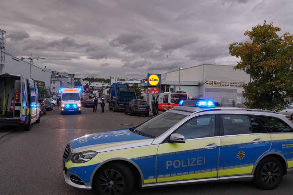 Rettungskräfte gehen am Unfallort ihrer Arbeit nach.