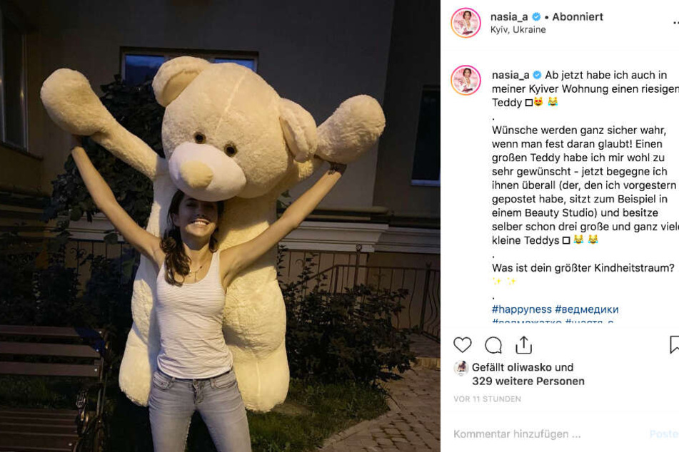 Voller Stolz und Freude präsentierte Anastasiya Avilova ihren neuen Riesen-Teddy auf Instagram.