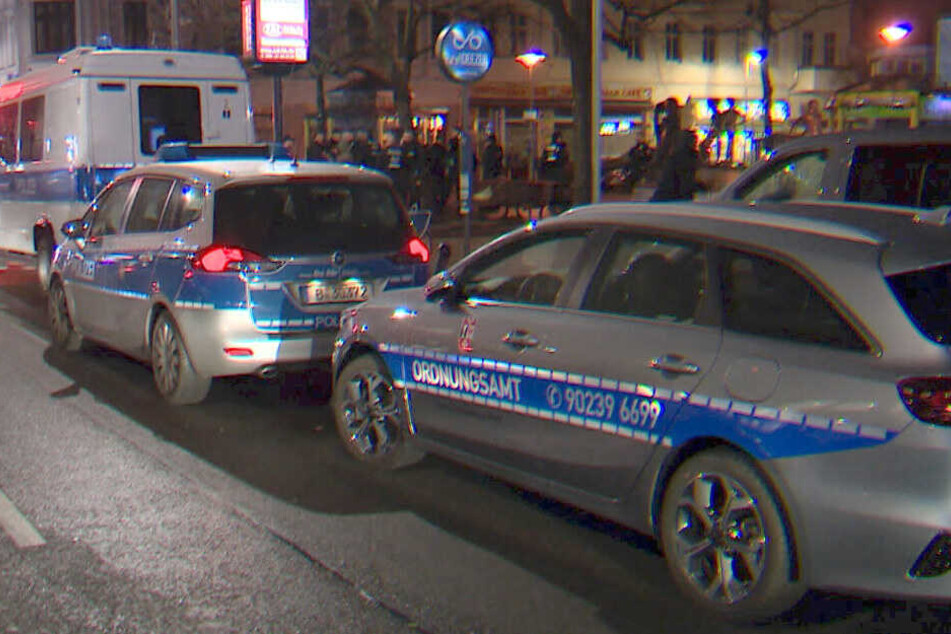 Polizeiautos stehen an ein Straße in Neukölln.