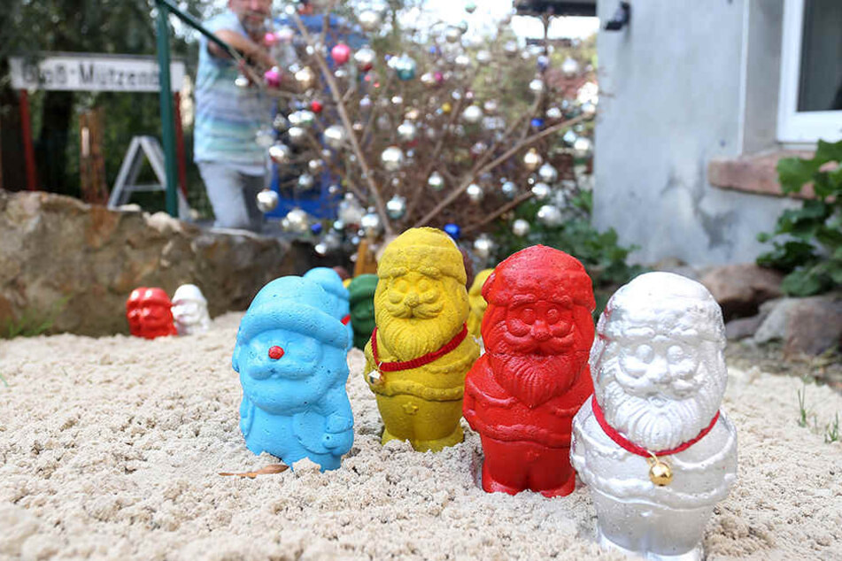 Unter dem Motto "Auszug der 1234 Weihnachtsmänner" sollen die Figuren vor einen Schlitten gespannt werden, auf dem ein alter und nadelloser, aber geschmückter Weihnachtsbaum liegt.