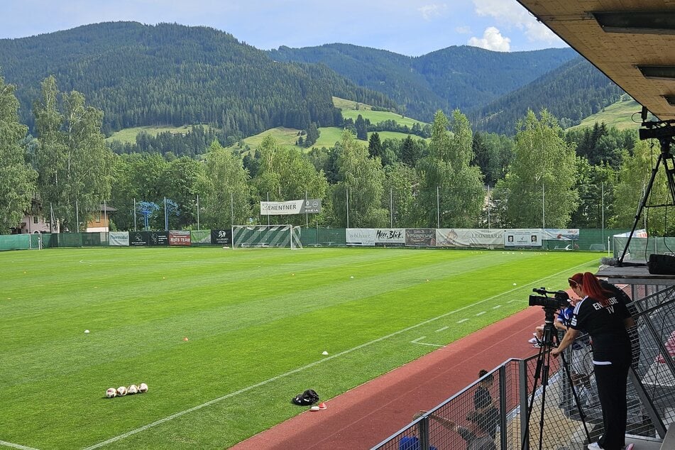 Im Steinbergstadion Leogang werden die ersten Vorbereitungen für das Testspiel getroffen.