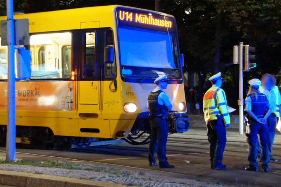 Beamte vor der Unglücks-Bahn.